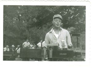 Carl Purinton and his 3-1/2 inch gauge "Granny" at Waushakum. Photo by Carrdo.