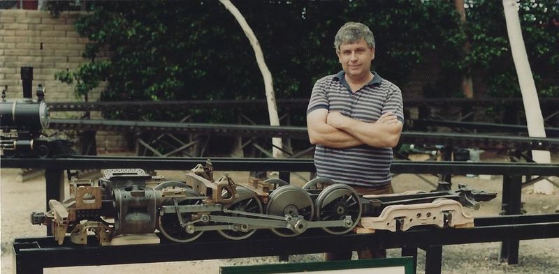 File:Jim Kreider and the chassis of his Berkshire at Goleta.jpg