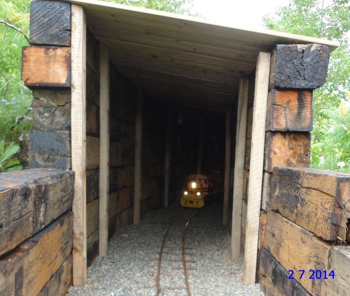File:Tunnel RR Ties 2.jpg